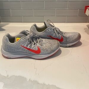 EUC Nike Women’s Sneakers